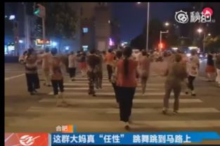 暴走团围殴司机因公交车司机没有及时让路