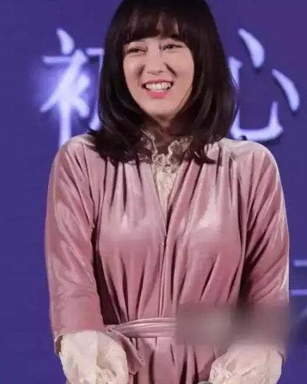 陈乔恩晒图很假,自嘲中年胖,却把自己修的少女瘦