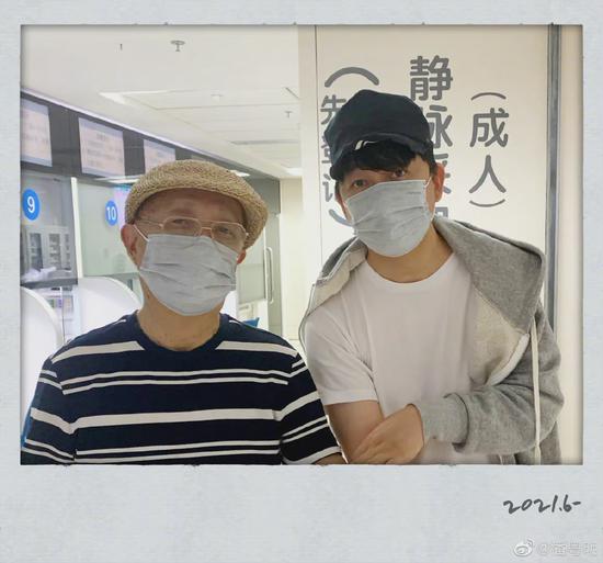潘粤明晒父亲光荣在党50年奖章为爸爸感到骄傲