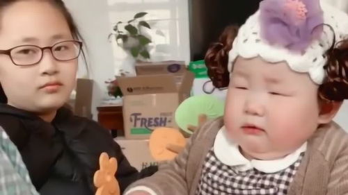 小女孩这是挨过多少次揍,哥哥一举手她都睁不开眼了,被吓出了表情包