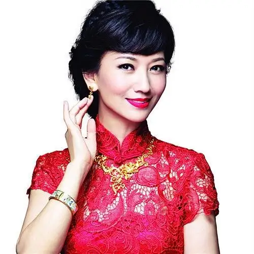 64岁赵雅芝造型帅气,小蛮腰大长腿迷倒路人,身后美女的眼神亮了