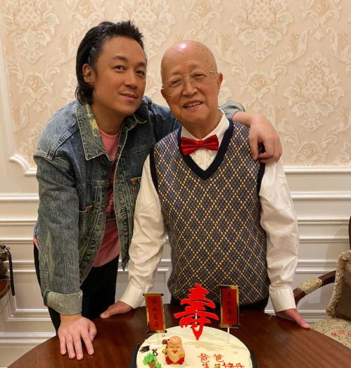 参观潘粤明住的豪宅,在家设计私人办公室,桌子上摆一堆法用品