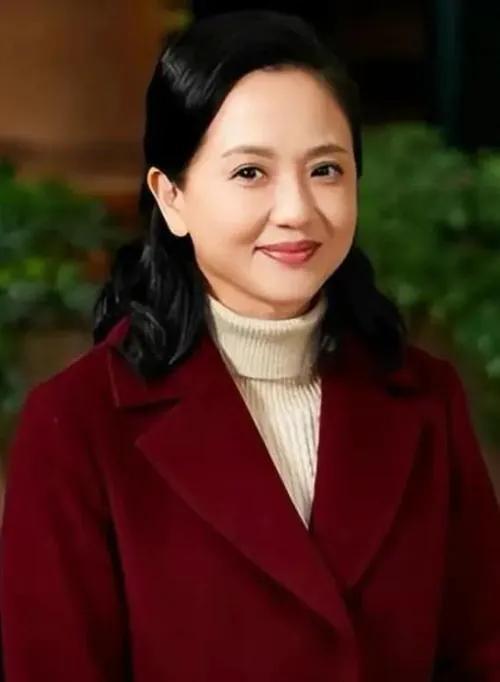 她是美丽苦命的小白菜,被称江南第一美女,美的淡雅脱俗