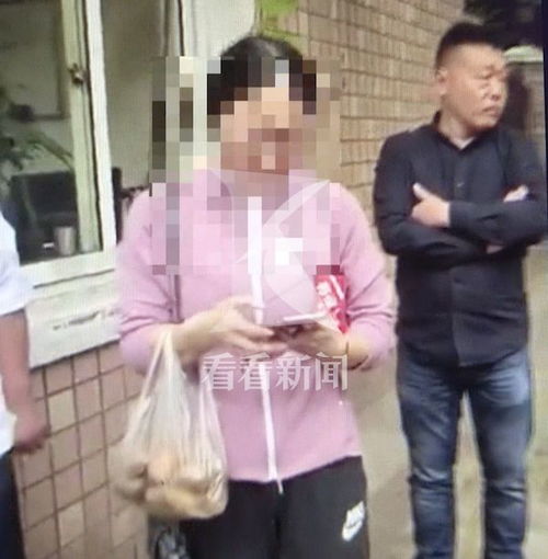 为买猕猴桃女子车停路中央致拥堵小区保安道出真相