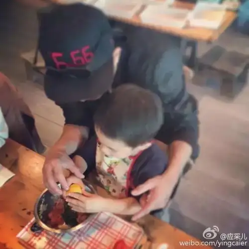 50岁的陈小春带娃萌翻众人,从古惑仔到严父和满分老公,爱让男人成长