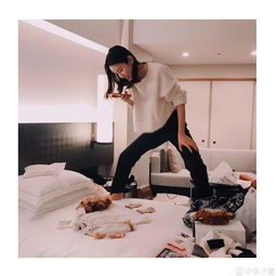 张子萱晒在深夜用各种姿势帮女儿拍摄新衣服