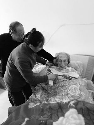 下月101岁了,子女们把她当成宝