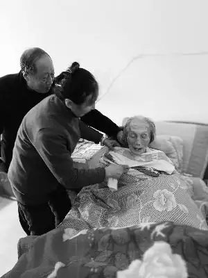 下月101岁了,子女们把她当成宝