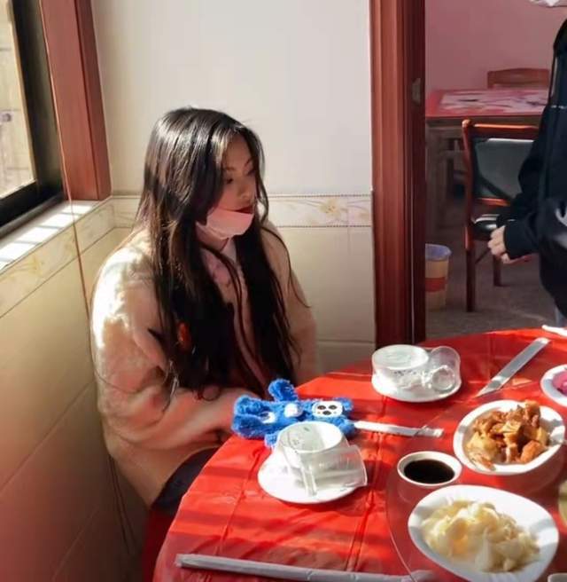 杨超越回村给爸爸庆60大寿,从农村姑娘到百万粉丝,她是真的逆袭