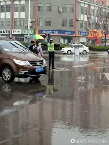 山东滨城交警雨天执勤车流中孤单身影成风景