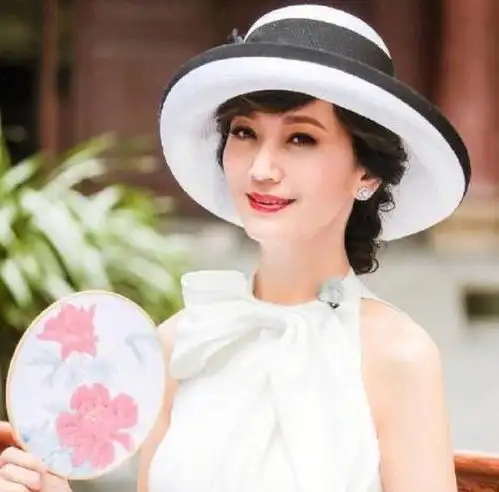 赵雅芝不服老,黑纱鱼尾裙似花瓶,把年轻美女都比下去了