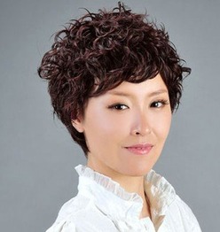 中年妇女的发型怎样看起来年轻