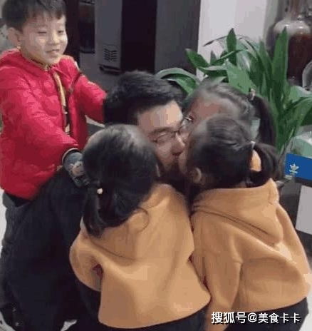 爸爸上班三胞胎女儿送别,可看到儿子的表情后,网友儿子好可怜