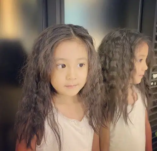 贾静雯久违晒女儿,称她们是自己的人生导师,咘咘烫泡面头像混血