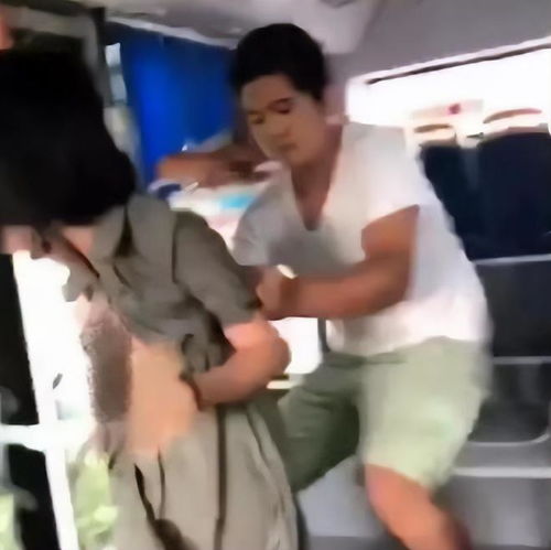 女子不穿内衣遭遇侵犯,没有一个乘客上前制止