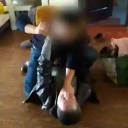 老人因战友葬礼没接孙女,竟被儿子按在地上暴打