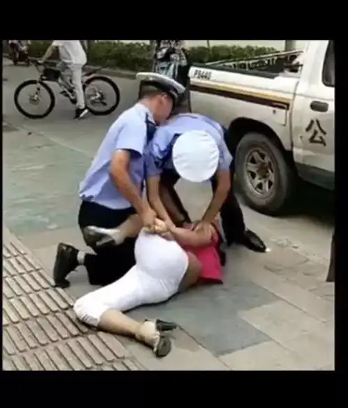 上海被警察绊摔女子我哪里想到他会摔我