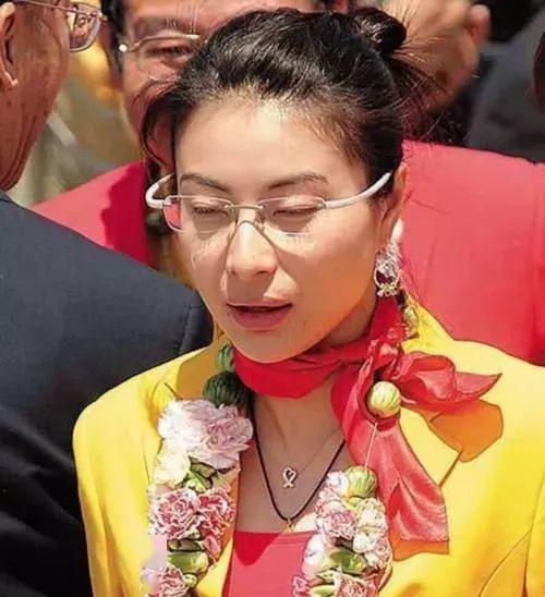 隐瞒了多年,原来郭晶晶的生活并不如意,难怪38岁像50岁