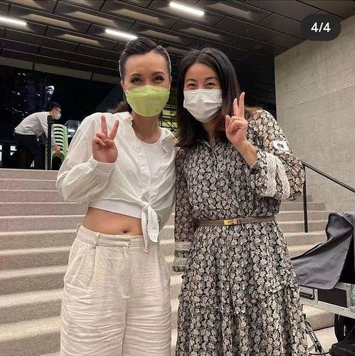 霍启刚夫妻看音乐剧,郭晶晶罕穿仙女裙显沧桑,常年跳水致细纹多