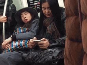 妹子,这表情..你到底梦到什么了
