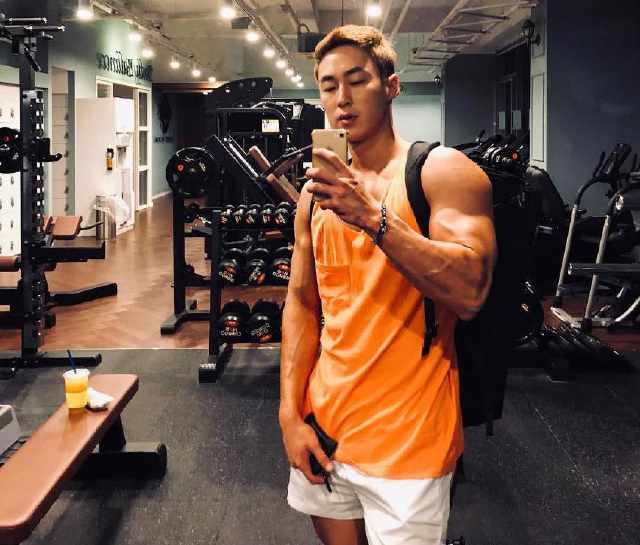 年过40岁的阿姨坚持健身,身材丰满敦实,男友是小鲜肉