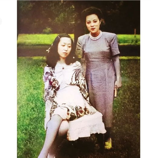 1943年,张爱玲与影星李香兰偶遇合影,张爱玲一副爱搭不理表情