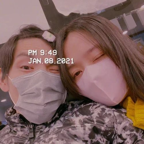 向佐晒一家三口叠手照庆百日,透露女儿英文名,与郭碧婷甜秀恩爱