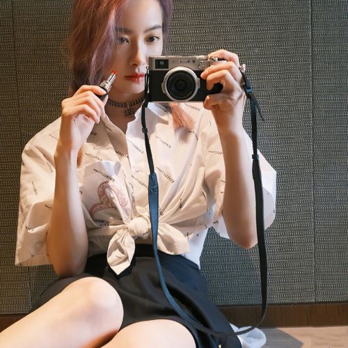 宋茜公开涂口红过程,手法丝毫不沾杯,过30岁依旧少女感十足