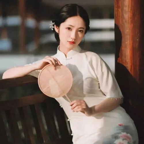 民国女生头像连云朵都是爱你的形状