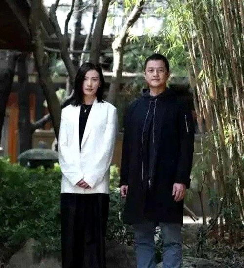 李亚鹏与女友海哈金喜逛夜市,19岁年龄差太明显,两人同框如父女