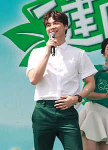 原来是表情帝李易峰出席活动挠头叉腰吐舌头萌动像政委附体