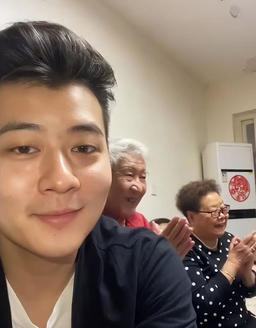 河南一帅气小伙陪爷爷奶奶看自己上的相亲节目,看着看着就动手了