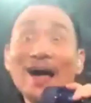 张学友演唱会上收到粉丝送的新年红包,表情...逐渐失控...