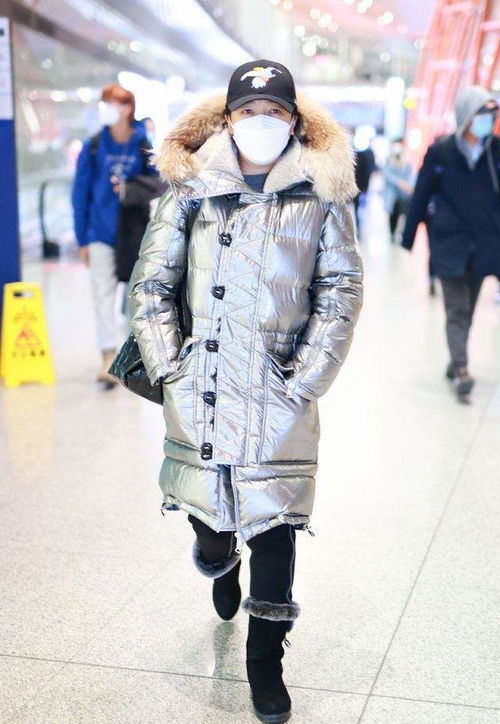 53岁江珊罕见走机场,1万8棉服穿得臃肿,眉头紧锁一脸愁容