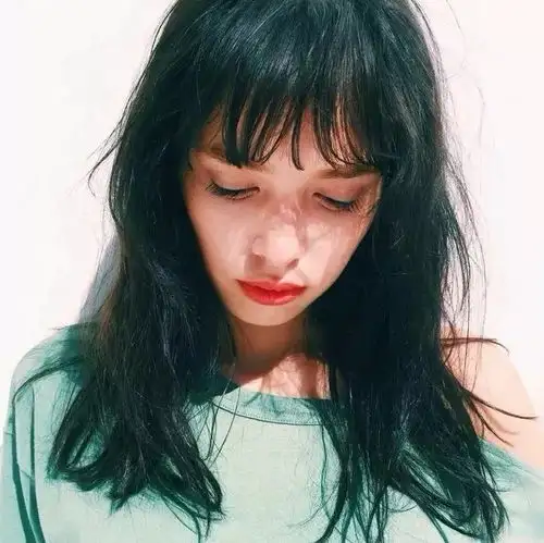 脸上的皱纹很明显,是衰老了吗