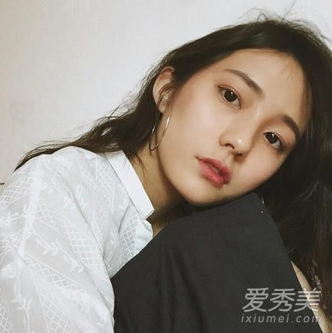 一个头发很多的女孩怎么能把头发扎好呢尝尝肉丸头