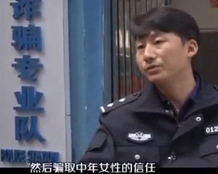 大妈被高富帅追求,抵挡不住诱惑掉入陷阱,都是寂寞惹的祸