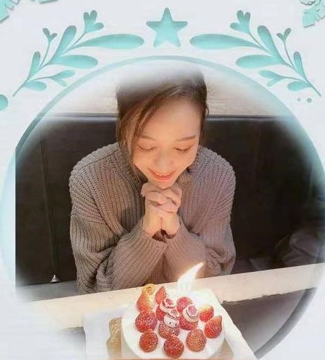 41岁侯佩岑首晒全家福一家四口格纹亲子装真幸福,儿子酷似爸爸