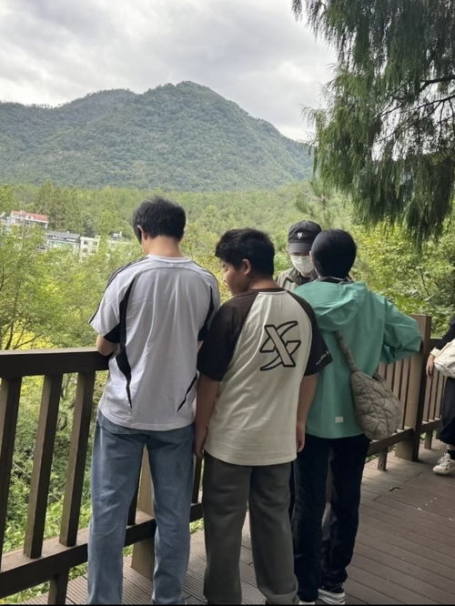 偶遇沙溢胡可一家出游,13岁安吉比爸爸高,10岁鱼儿跟妈妈一样高