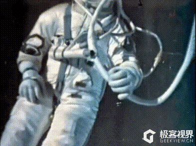 人类史上的第一次太空漫游,差一点要了他的命