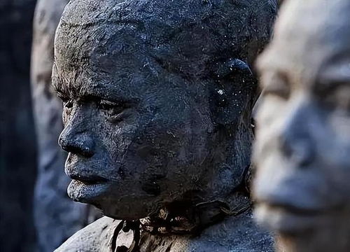 黑奴船上悲惨的生活男性被关进船舱,女性在甲板上不断发出惨叫