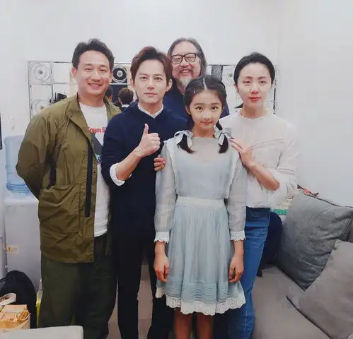 孙莉给多多化妆,变红发少女,黄磊官方吐槽明白你为什么素颜了