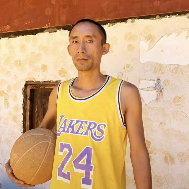 恭喜35岁网红贵州科比正式结婚,头车是宾利,网曝天入25万