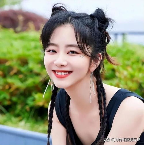 女人上了年纪后切忌披头散发,显老掉气质试试这样扎发,特年轻