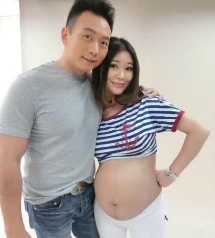 央视女主持,婚后坚持丁克10年,40岁却意外怀孕,今家庭幸福