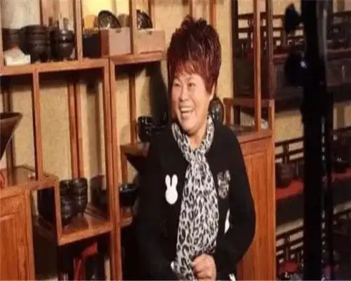 日本专家鉴定国宝级文物,估价2500万,福建大妈我做的,卖80块