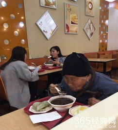 好心姑娘为行乞老太买饭传播正能量