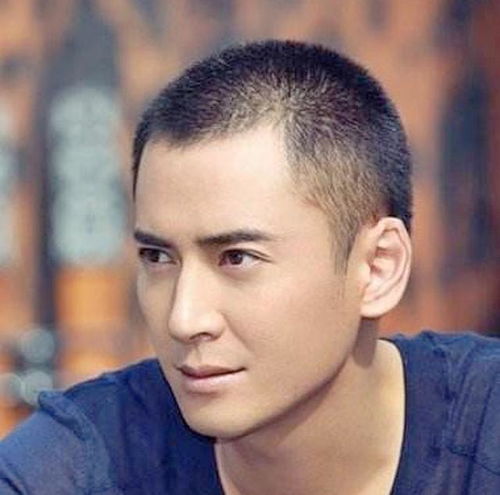 男人过了40岁,尽量避开这3种发型,尤其是第二种,显老又土气