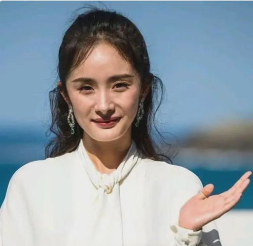 杨幂保质期到了才38岁就脸颊凹陷笑容僵硬,但身材爆表