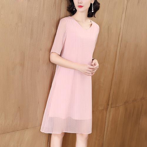 其他衣服减龄都是骗人的,只有粉色少女裙才是减龄女王,减龄时尚